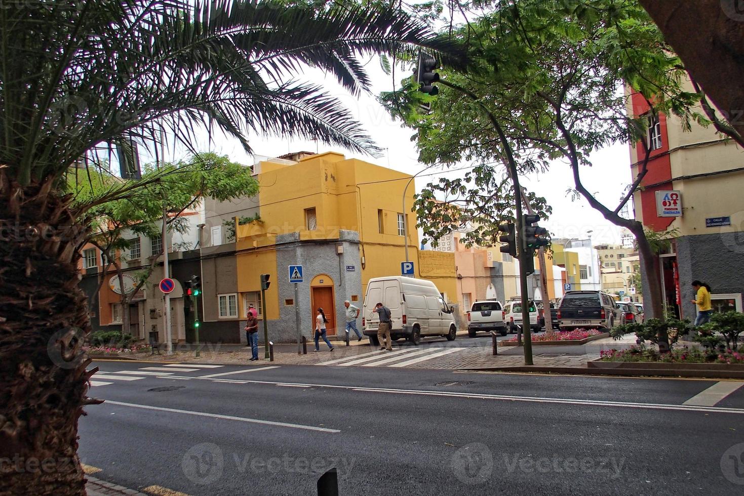 interessante colorida feriado casas dentro a ruas do a espanhol cidade do sanca cruz dentro tenerife foto