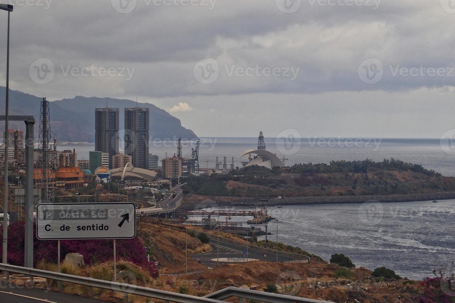 paisagens a partir de a espanhol ilha do tenerife com a rodovia e a oceano foto