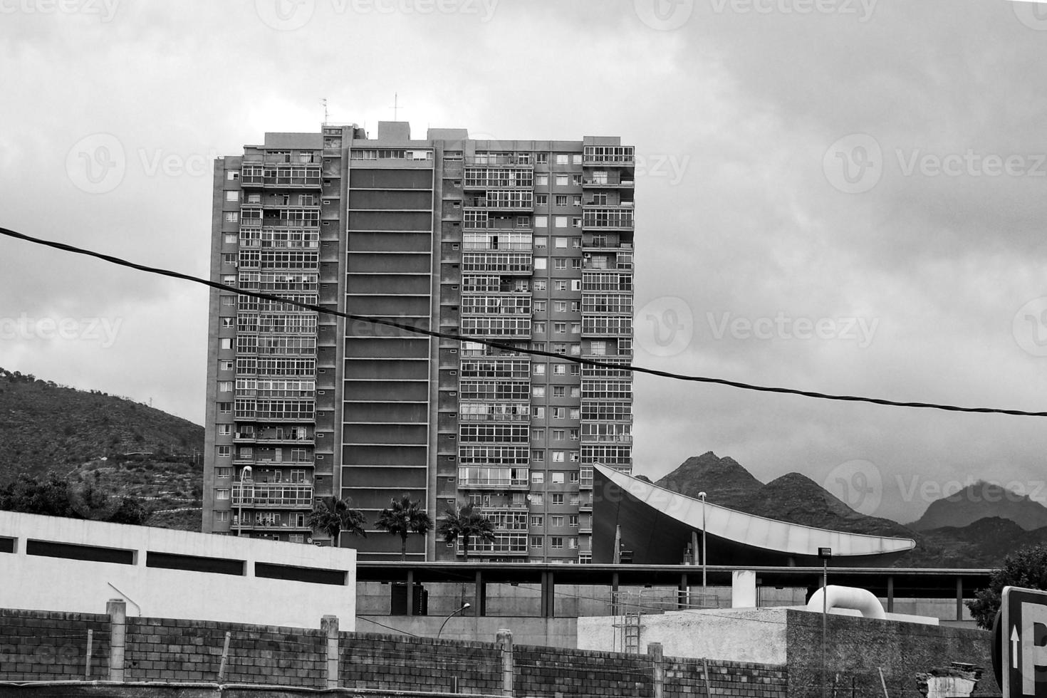 interessante colorida feriado casas dentro a ruas do a espanhol cidade do sanca cruz dentro tenerife foto