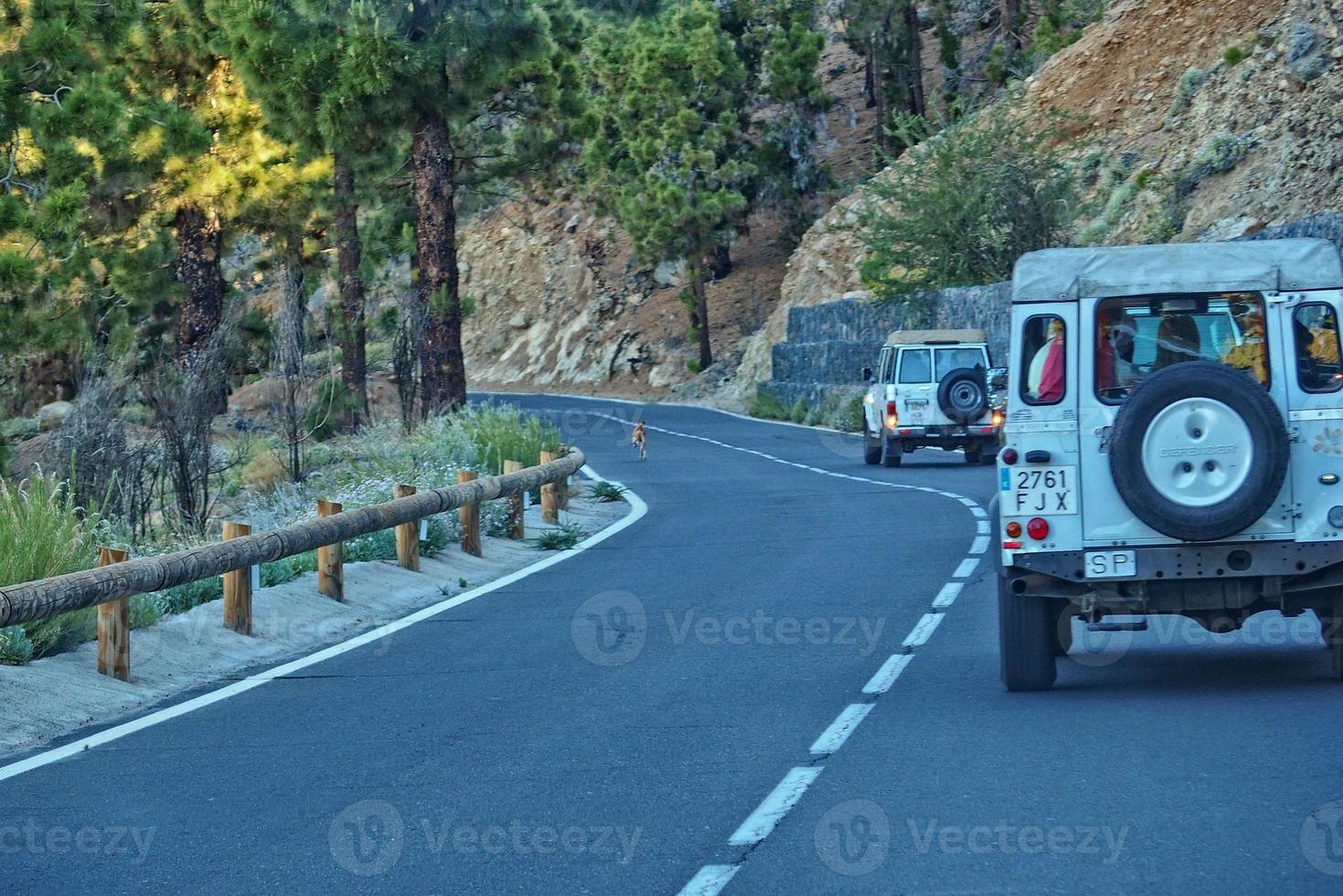 branco fora da estrada carros viajando em a estradas por aí a teide vulcão em a espanhol canário ilha do tenerife para uma viagem foto