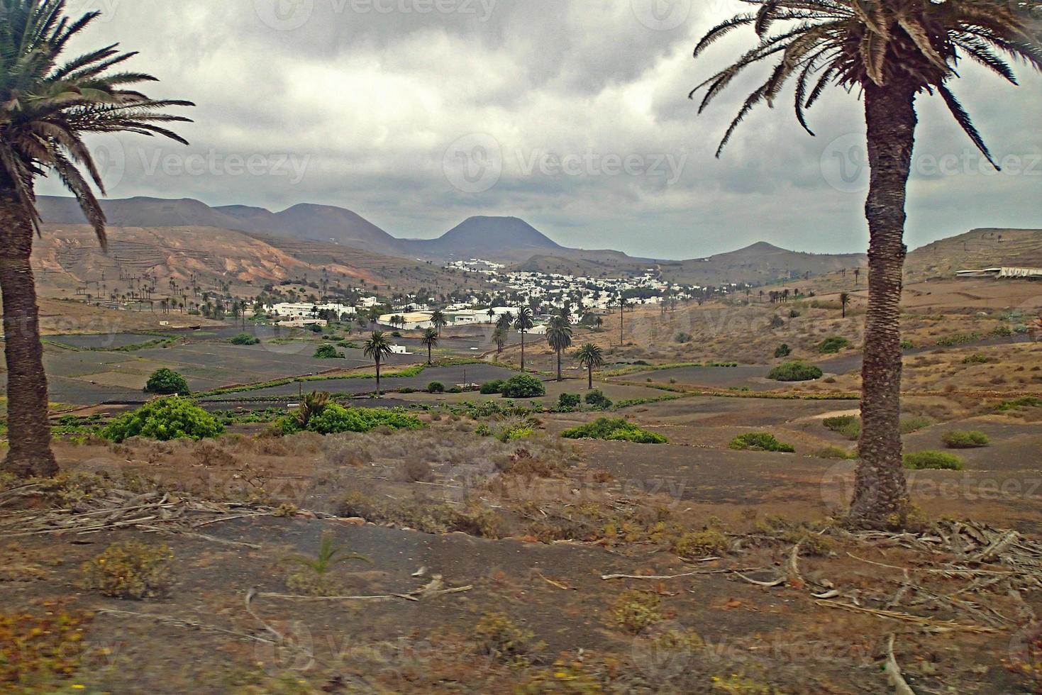 eu calma verão nublado panorama a partir de a espanhol canário ilha Lanzarote foto