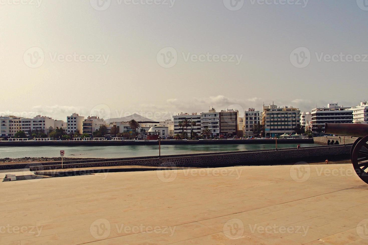 beira-mar panorama a partir de a capital do a canário ilha Lanzarote arrecife dentro Espanha em uma ensolarado caloroso verão dia foto