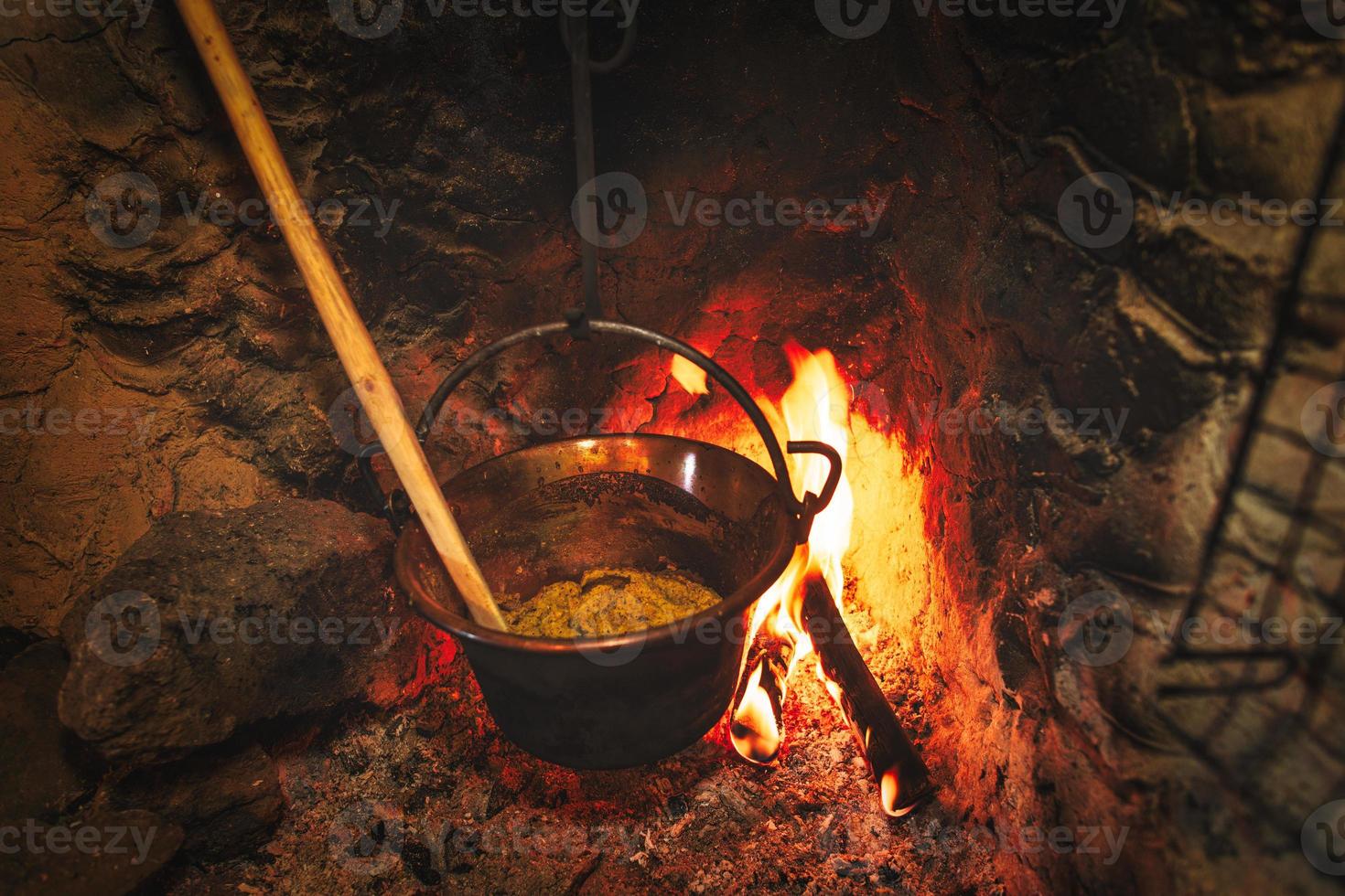 caldeirão com polenta em a fogo foto