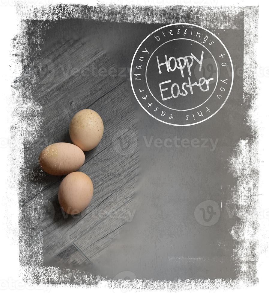cartão postal para Páscoa com ovos deitado em uma neutro fundo foto