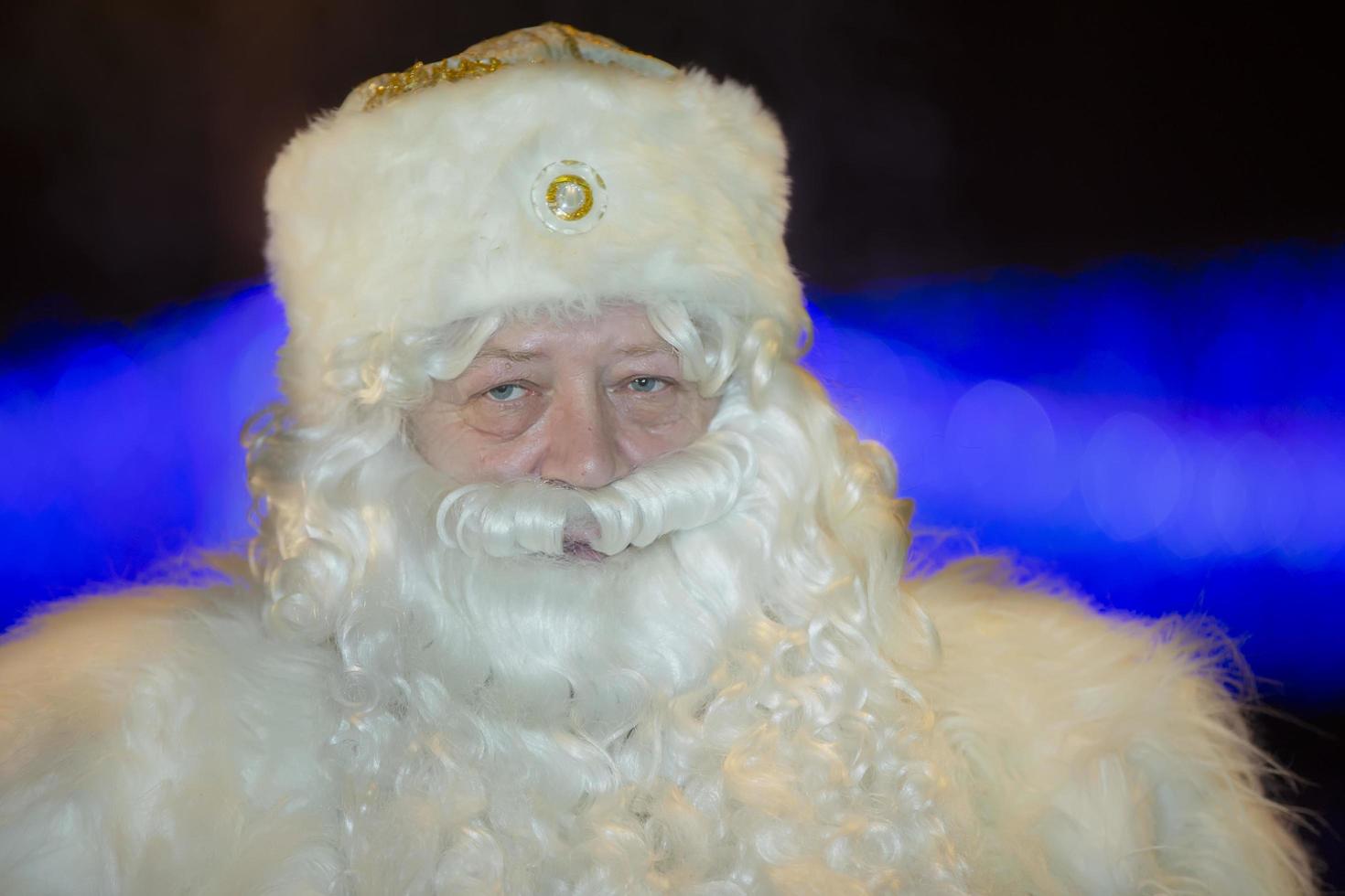 bielorrússia, a cidade do gomil, dezembro 10, 2019. a feriado do iluminação a Natal árvore.retrato do russo santa noel. foto