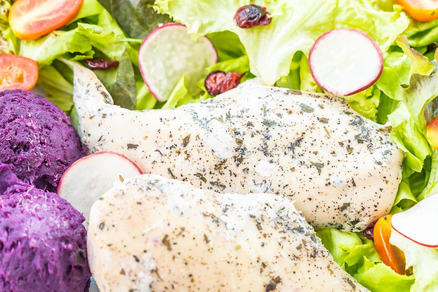 Bife de peito de frango grelhado com vegetais frescos foto