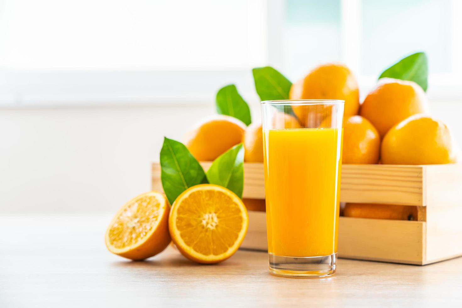 suco de laranja fresco para beber em uma garrafa de vidro foto