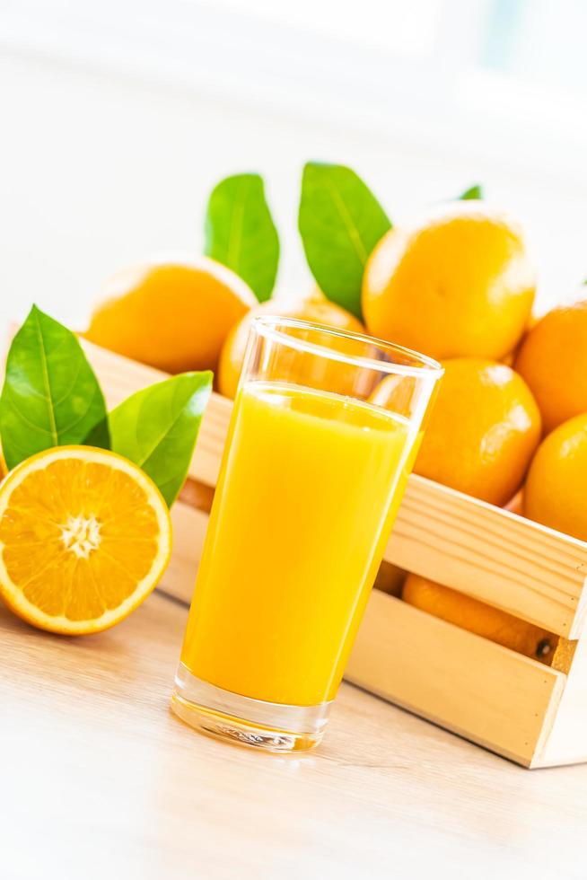 suco de laranja fresco para beber em uma garrafa de vidro foto