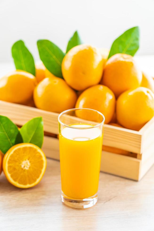 suco de laranja fresco para beber em uma garrafa de vidro foto