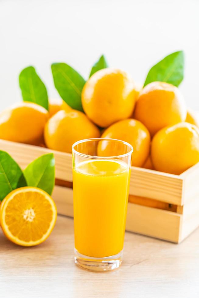 suco de laranja fresco para beber em uma garrafa de vidro foto