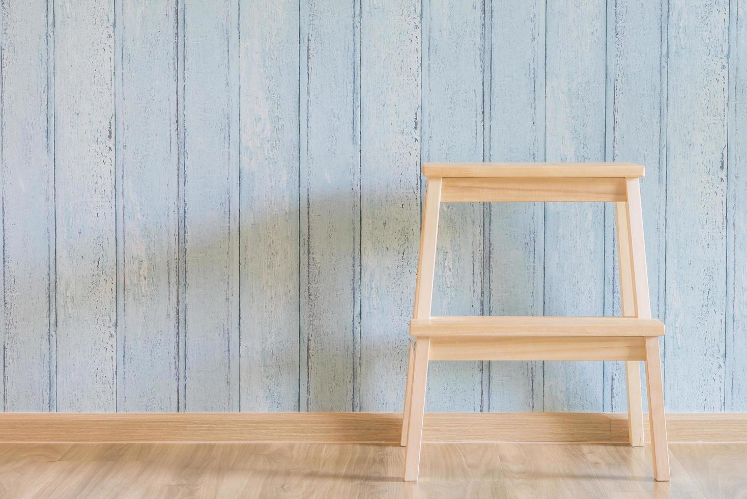 cadeira de madeira vintage com fundo de madeira foto