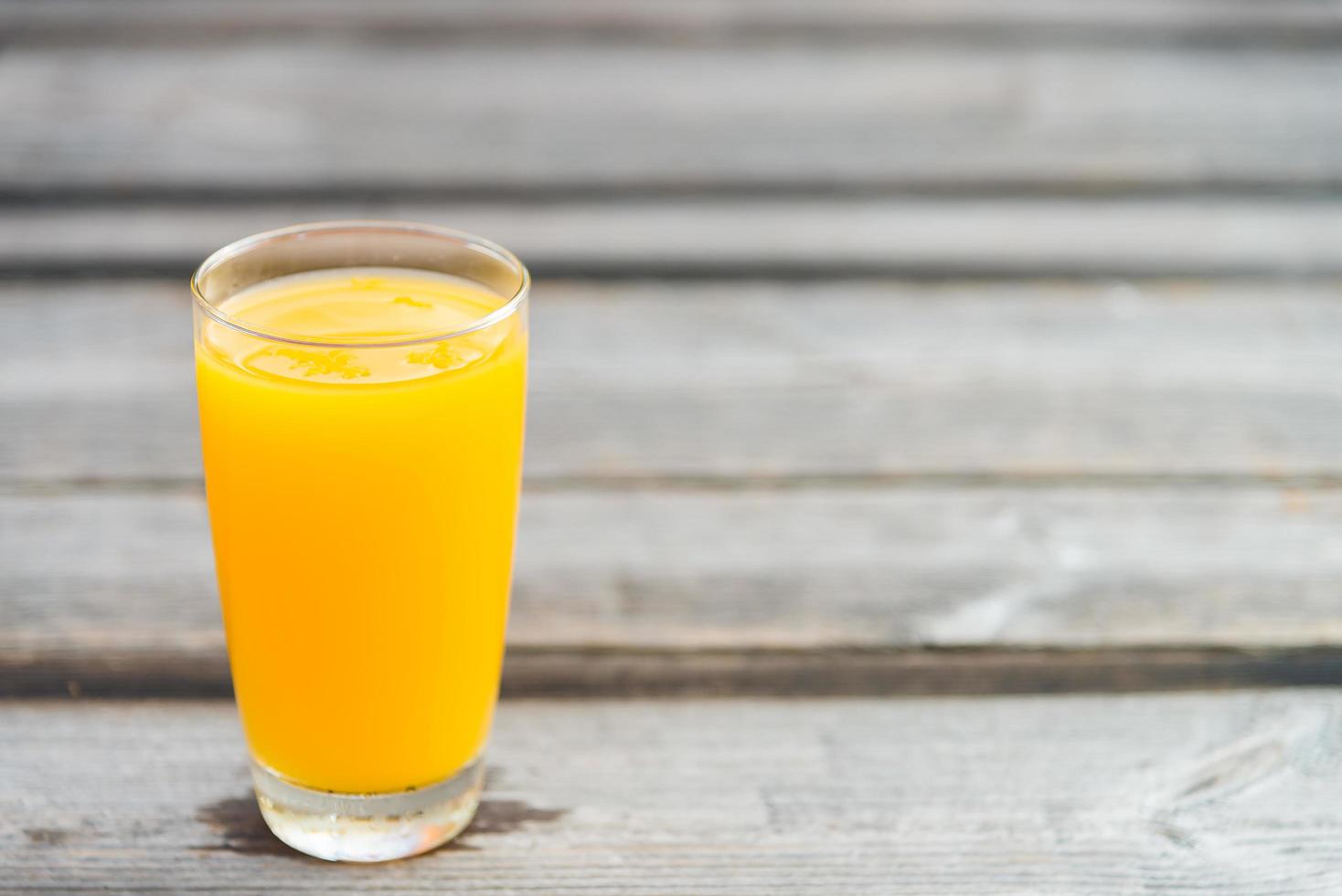 copo de suco de laranja foto