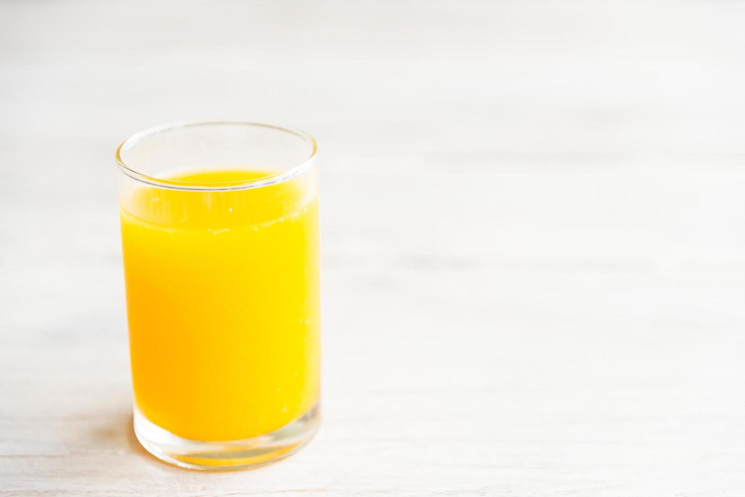 copo de suco de laranja foto