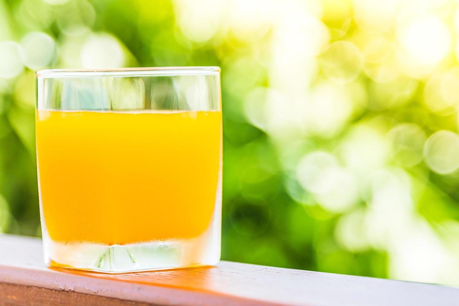 copo de suco de laranja foto