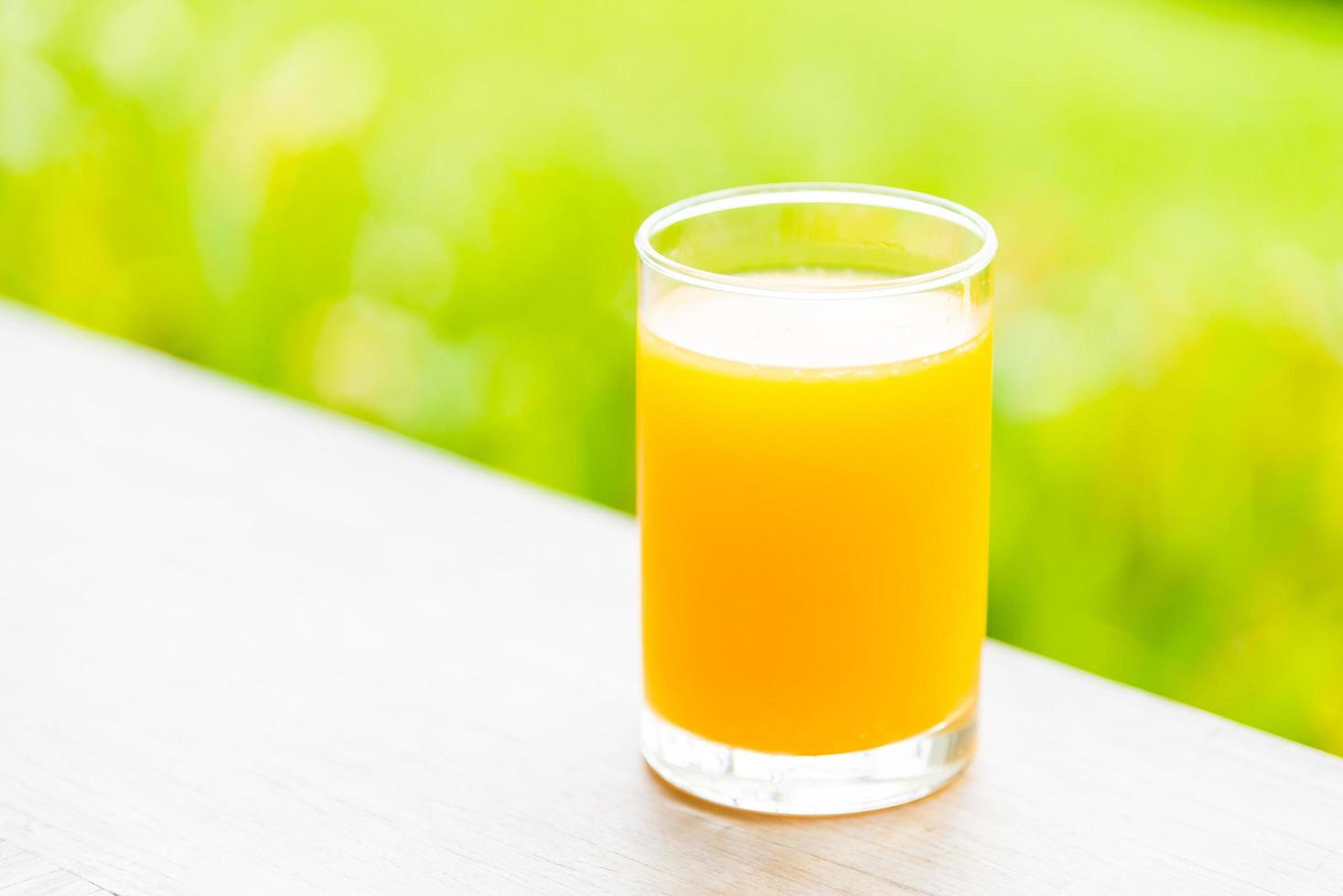 copo de suco de laranja foto