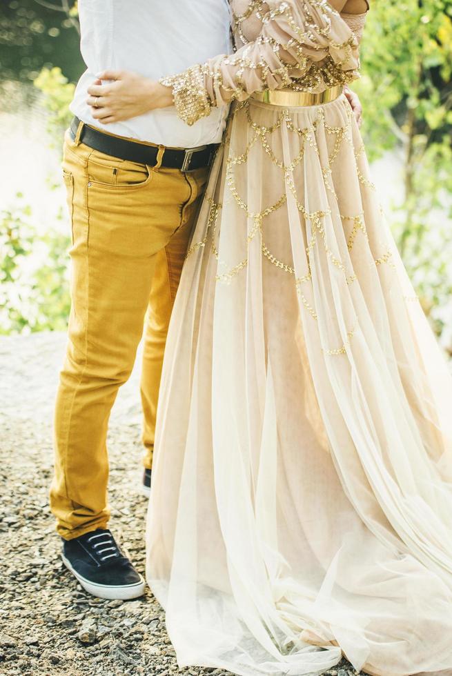 casal em amarelos abraçados foto