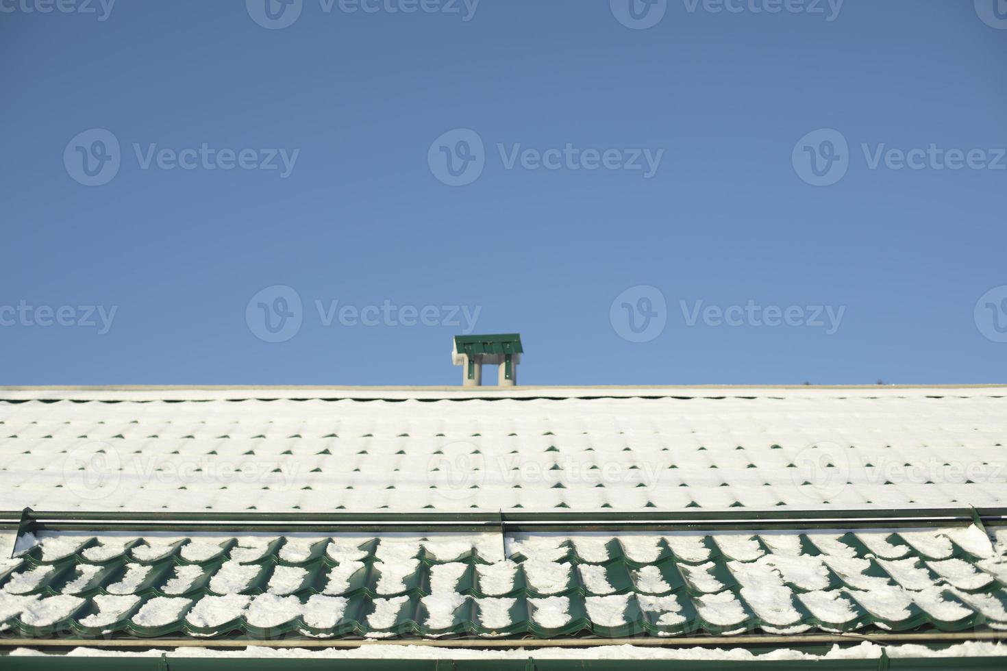 cobertura dentro neve. neve em teto. detalhes do casa. foto