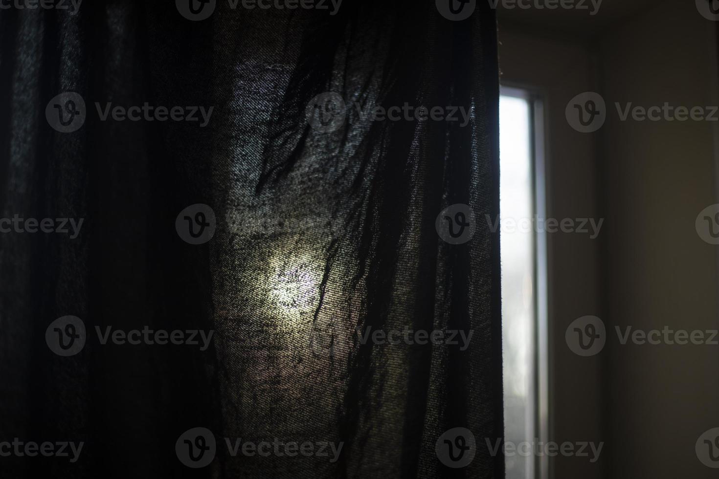 cortina em janela. alvorecer lado de fora janela. foto