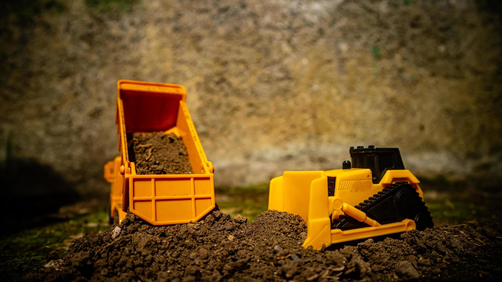 sul minahasa, Indonésia janeiro 2023, uma amarelo despejo caminhão brinquedo transportando areia foto