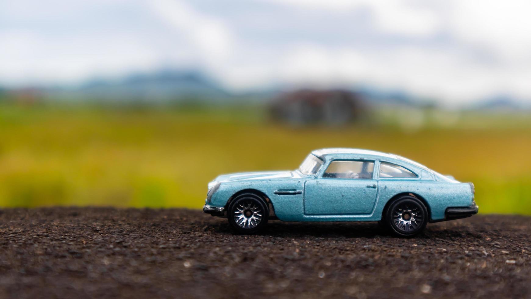 minahasa, indonésia, janeiro de 2023, carro de brinquedo no campo de arroz foto