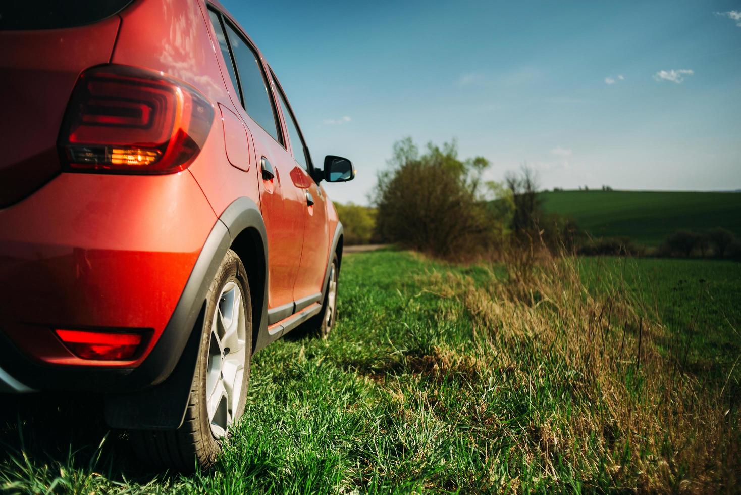 carro vermelho no campo foto