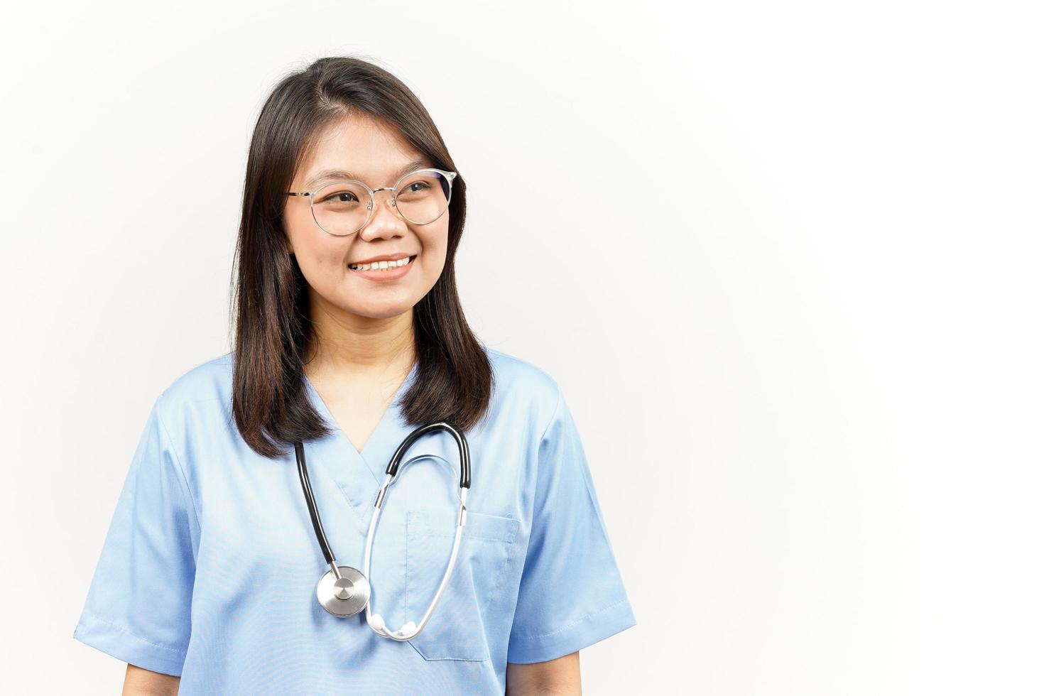 sorrir do ásia jovem médico isolado em branco fundo foto