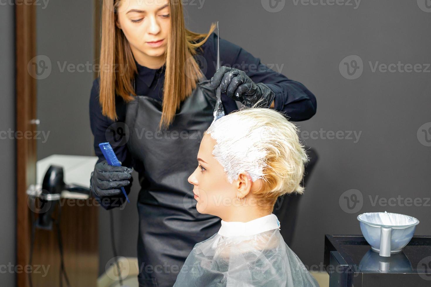 cabeleireiro tingimento cabelo do mulher foto