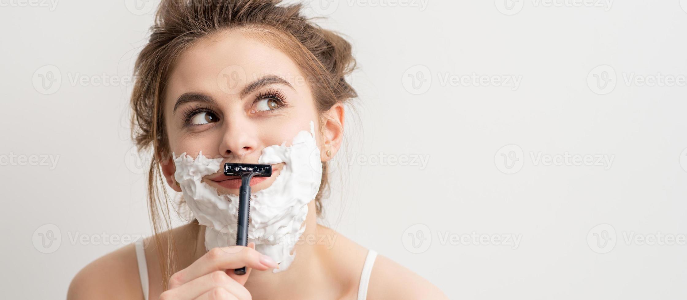 mulher barbear face com navalha foto