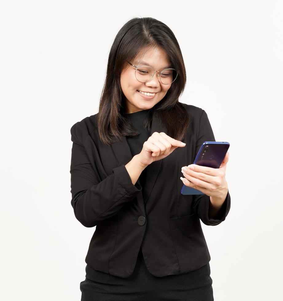 feliz face e usando Smartphone do lindo ásia mulher vestindo Preto blazer isolado em branco foto