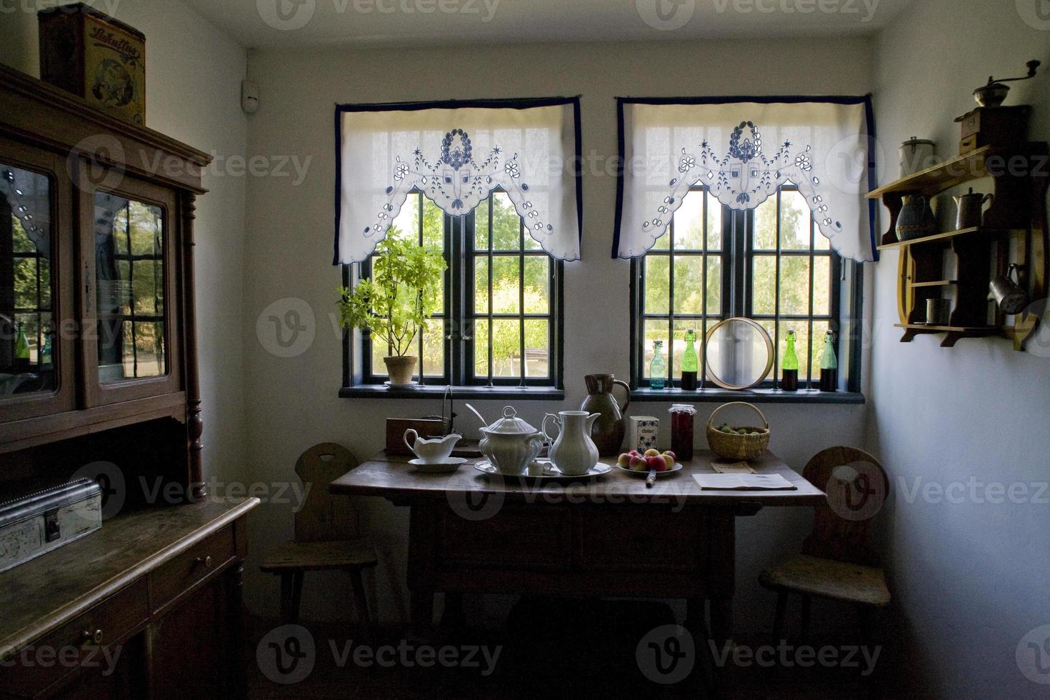 velho elegante histórico nobre quarto dentro uma país mansão casa foto