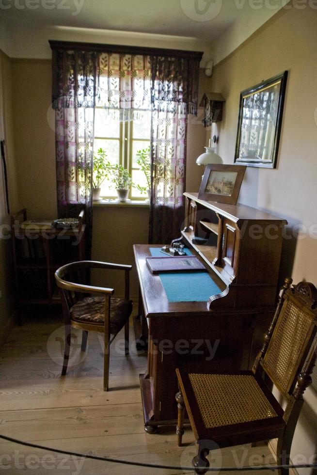 velho elegante histórico nobre quarto dentro uma país mansão casa foto