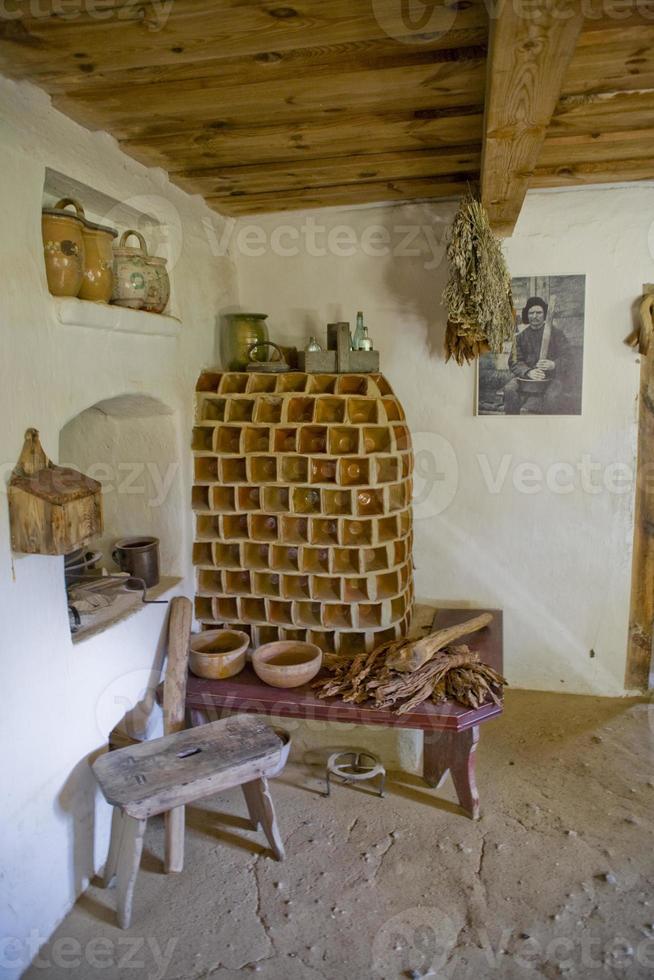 histórico casa de fazenda interior dentro uma museu com a velho lado a lado fogão dentro a canto foto