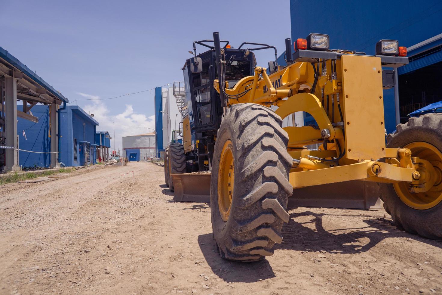 terra raspador e vibração rolo a pesado equipamento para pré-tratamento estrada construção. a foto é adequado para usar para indústria fundo fotografia, poder plantar poster e eletricidade