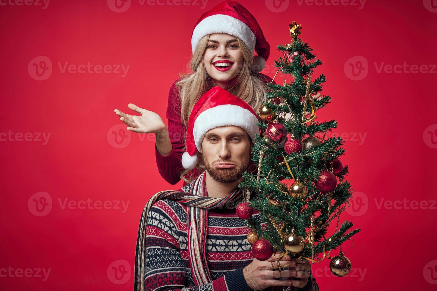 mulher Próximo para homem família retrato Natal árvore decoração feriado foto