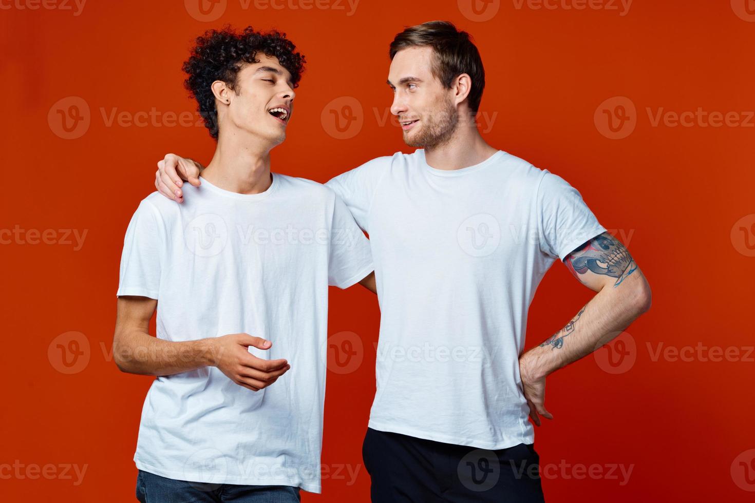 dois alegre homens em Camisetas comunicação amizade foto