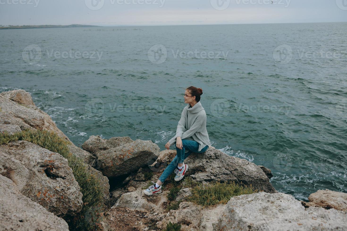 lindo mulher blusas nublado mar admirando natureza relaxamento conceito foto