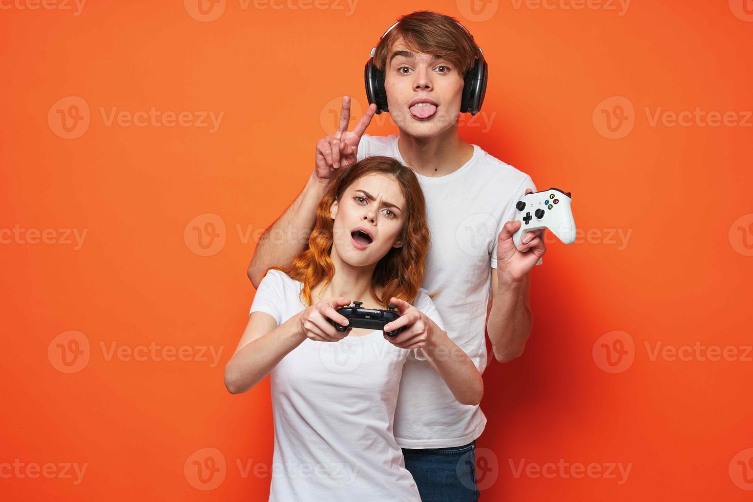 Garoto e menina jogando jogos jogos console entretenimento foto