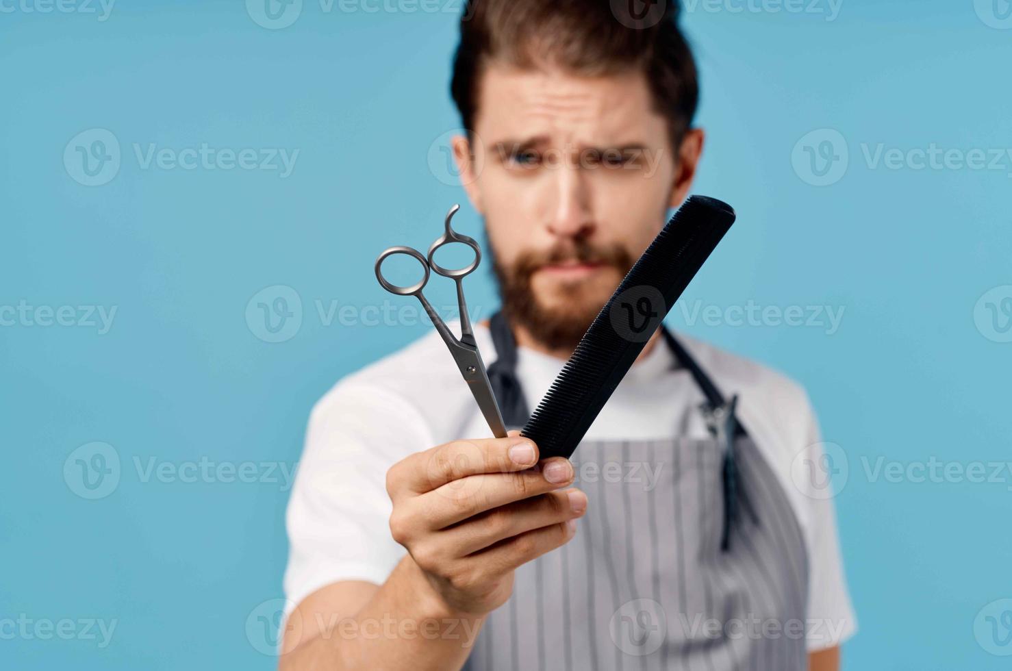 homem dentro avental cabeleireiro pente tesouras profissional foto