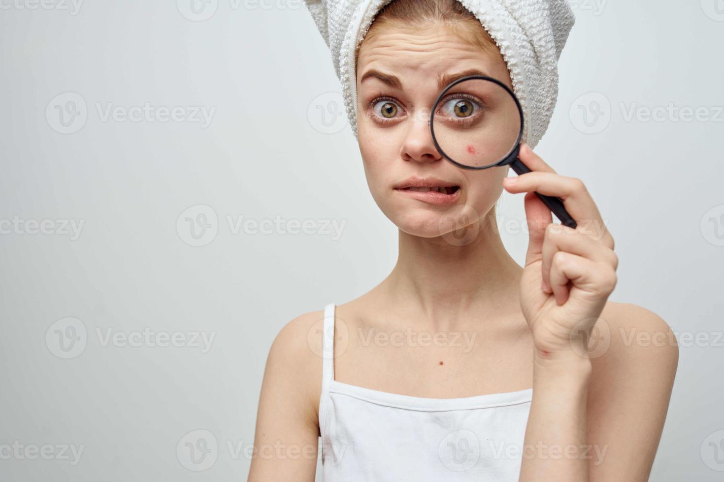 mulher com uma ampliação vidro dentro mão higiene tratamento foto