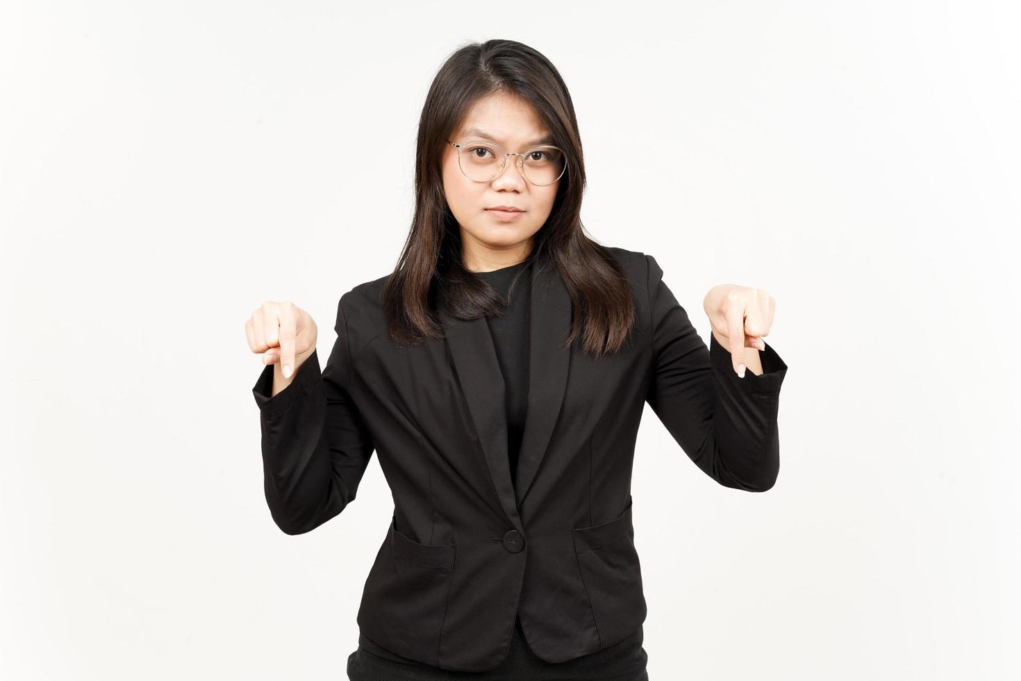 mostrando produtos e apontando baixa do lindo ásia mulher vestindo Preto blazer isolado em branco foto