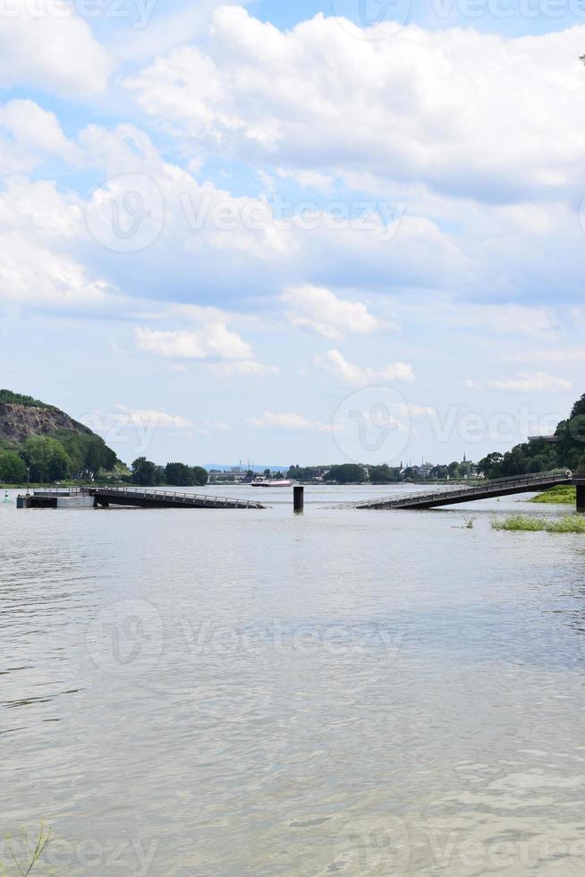 afundado ponte dentro a Rhine foto