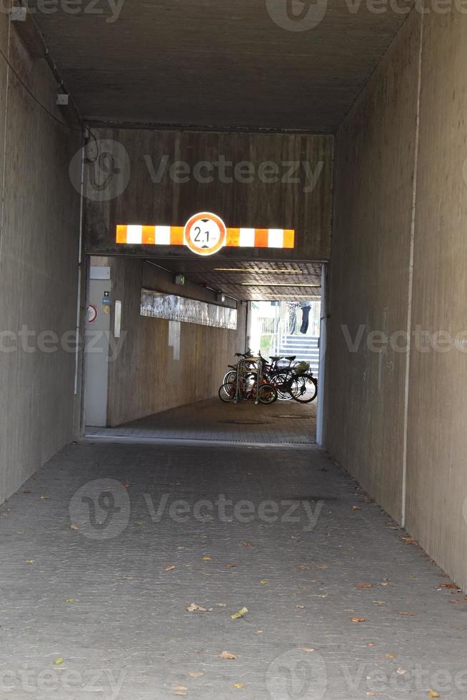 urbano túnel com estacionado bicicletas foto