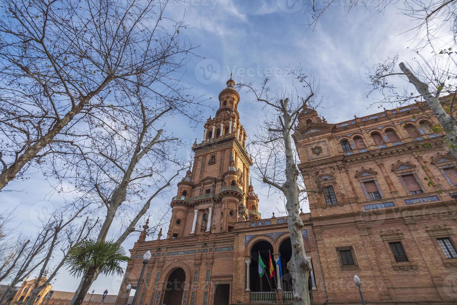 praça de espana é uma quadrado localizado dentro sevilha, Espanha e estava construído para a ibero-americano exposição, e isto tem a importante Lugar, colocar dentro espanhol arquitetura foto