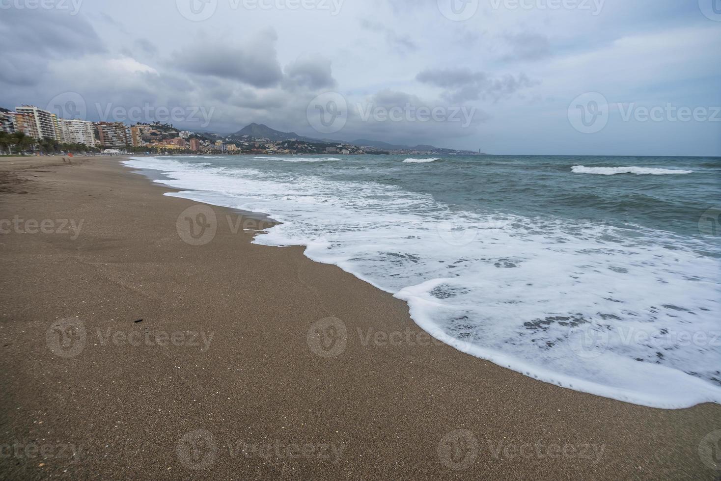málaga é uma porta e beira-mar cidade localizado em a Sol de praia em a Mediterrâneo costa dentro a leste do a ibérico Península. foto