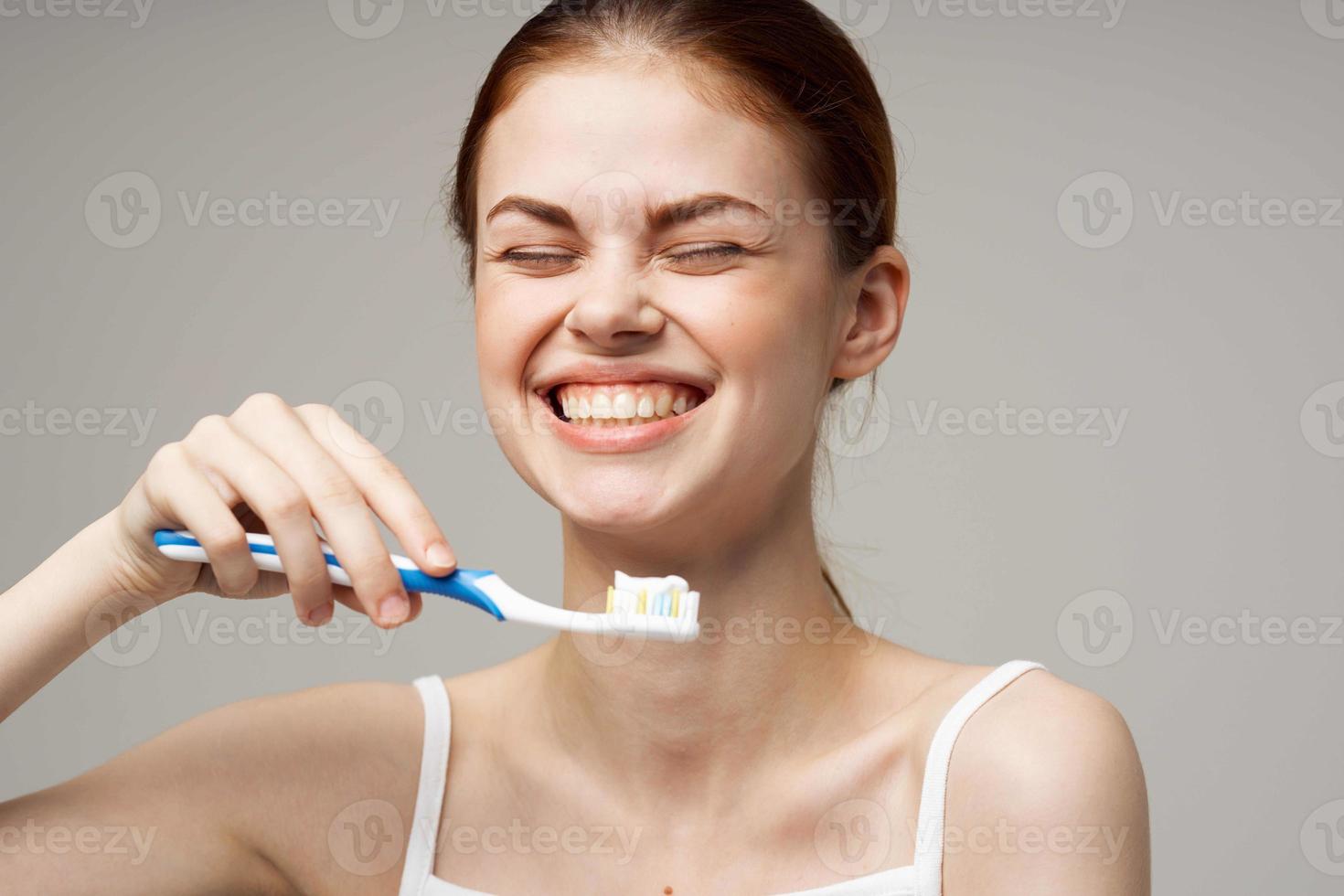 alegre mulher escova de dente higiene pasta de dentes foto