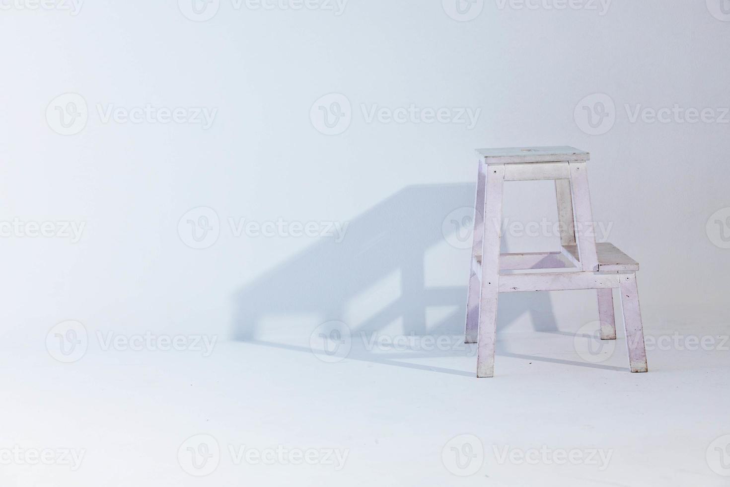branco de madeira ficar de pé em uma luz fundo e uma queda sombra dentro de casa foto