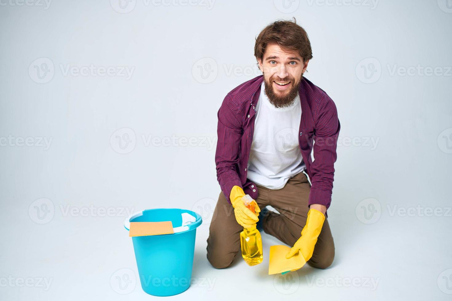 limpador com uma balde em a chão profissional detergente serviço foto