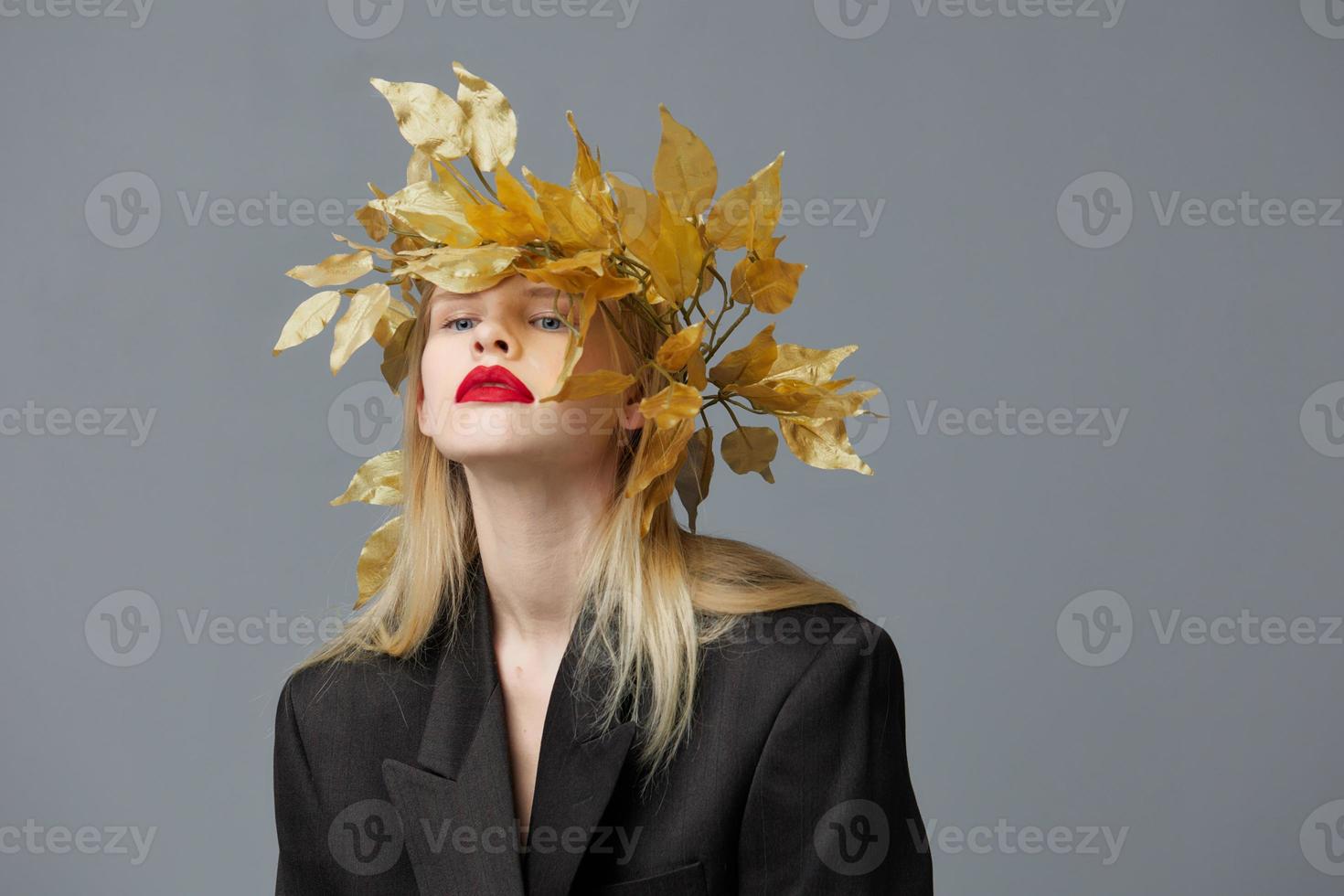 mulher dourado folhas guirlanda Preto blazer vermelho lábios isolado fundo foto