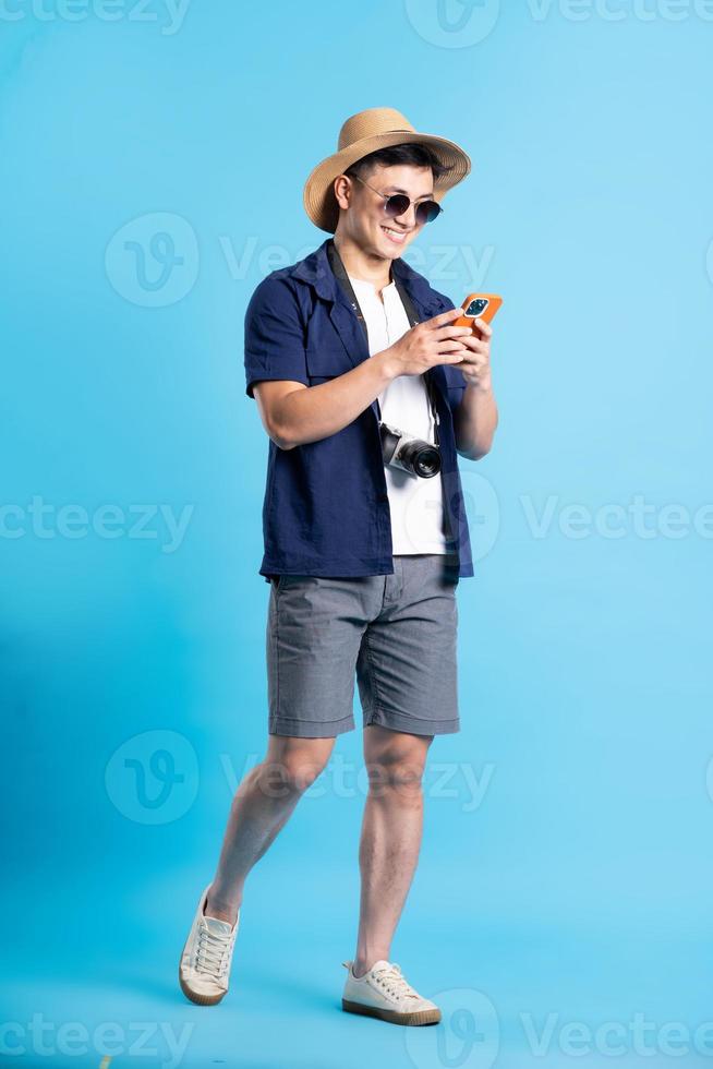 viagem ásia homem retrato, isolado em azul fundo foto