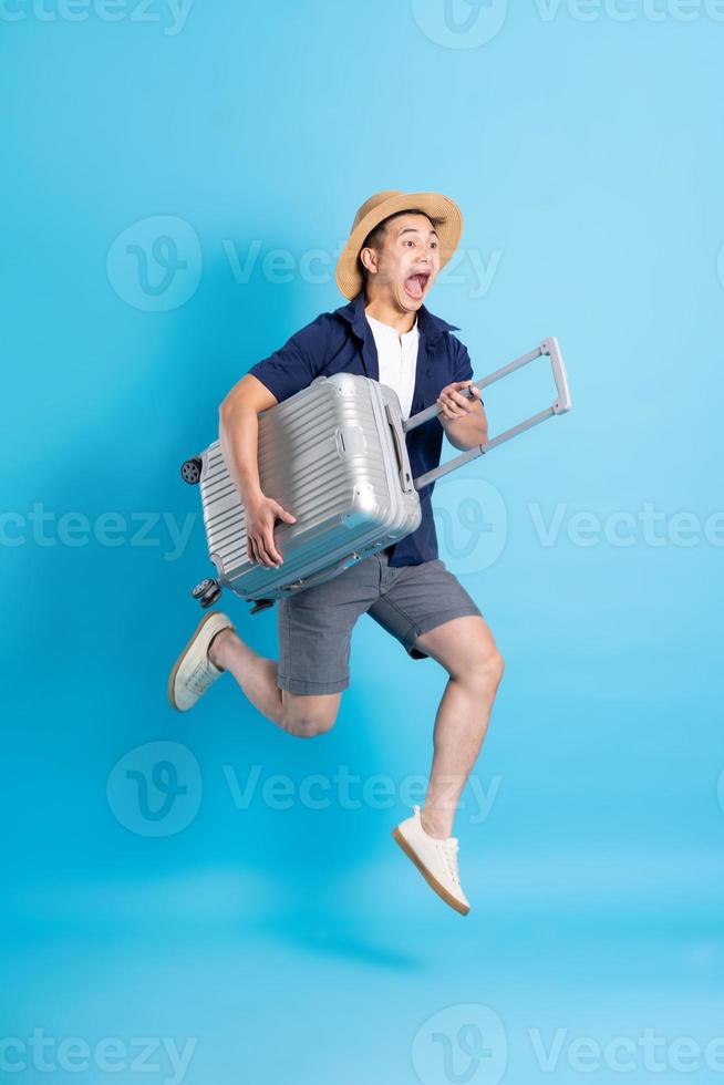 viagem ásia homem retrato, isolado em azul fundo foto